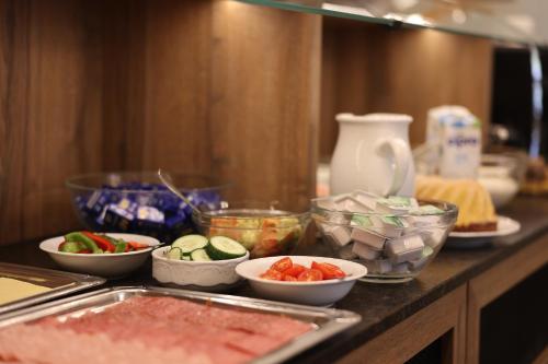 a counter with bowls of food on a counter top at Hotel Blie, Bed & Breakfast, Self Check-in in Horn