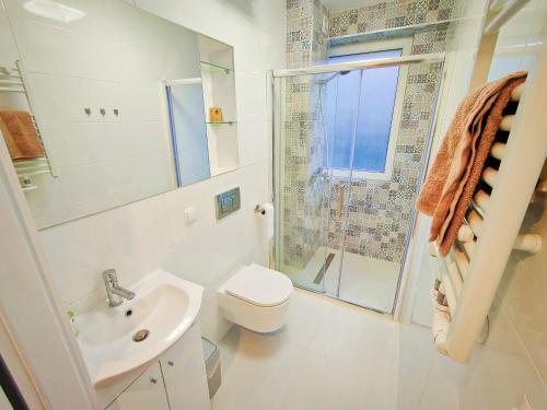 W łazience znajduje się toaleta, umywalka i prysznic. w obiekcie Leśny Zakątek w Gdańsku