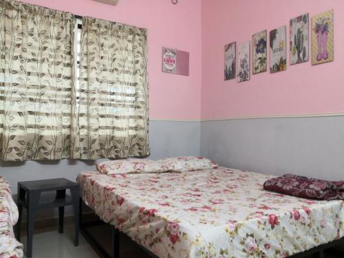 Hua Tang Homestay في ايبوه: غرفة نوم صغيرة بها سرير ونافذة