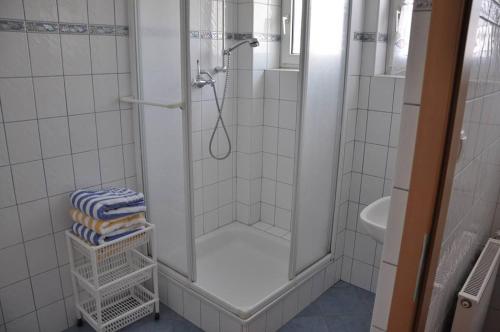 Ferienhaus Nordstrand Whg 2 في بالتروم: حمام مع دش ومغسلة