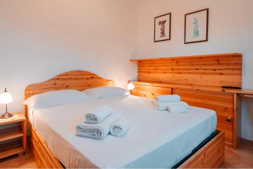 1 dormitorio con 1 cama con toallas en Villa Gioielli en Noto