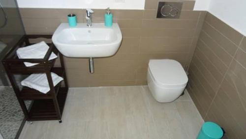 A bathroom at Affittimoderni Avola La Perla
