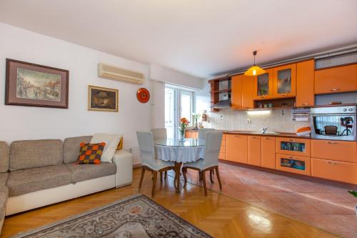 - un salon avec un canapé et une table dans l'établissement Apartment Fabris, à Split