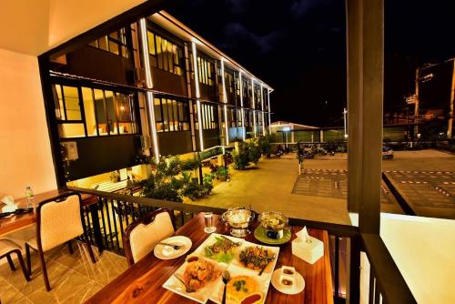 einen Tisch mit Essen auf einem Balkon eines Gebäudes in der Unterkunft Evergreen Hill Resort 