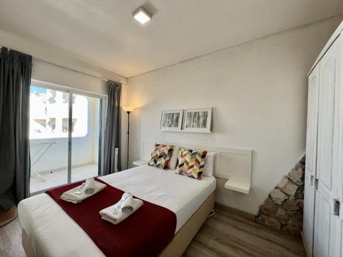 ein Schlafzimmer mit einem Bett mit zwei Handtüchern darauf in der Unterkunft Albufeira Delight with Pool by Homing in Guia
