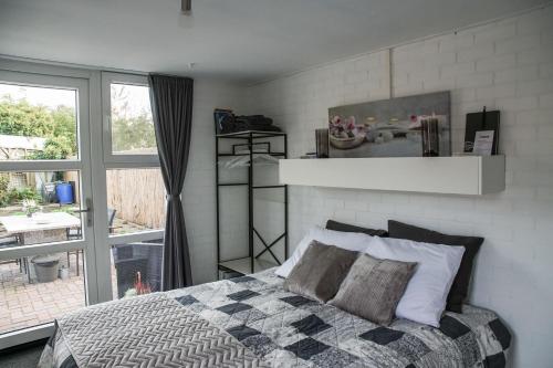 1 dormitorio con cama y ventana en Emmen bed and breakfast en Emmen