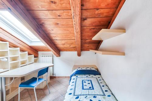 1 dormitorio con 1 cama y escritorio en una habitación en Trieste Loft Central Apartment en Trieste