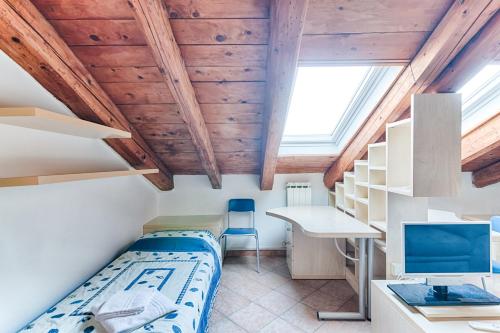 een slaapkamer met een bed en een bureau in een kamer bij Trieste Loft Central Apartment in Trieste