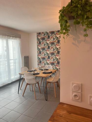 une salle à manger avec une table et des chaises dans l'établissement Snug & Cosy proche gare PartDieu, accès facile aéroport et Eurexpo, à Villeurbanne