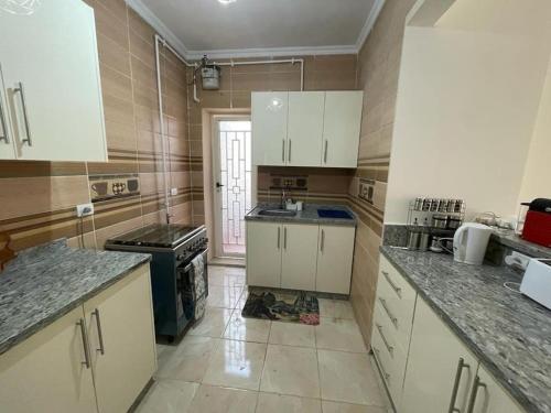 Una cocina o kitchenette en Lovely 3 bedroom ground floor flat. Private garden