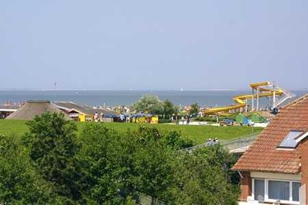 Blick auf einen Park mit Achterbahn in der Unterkunft Nordseewelt Nordseegartenpark in Bensersiel