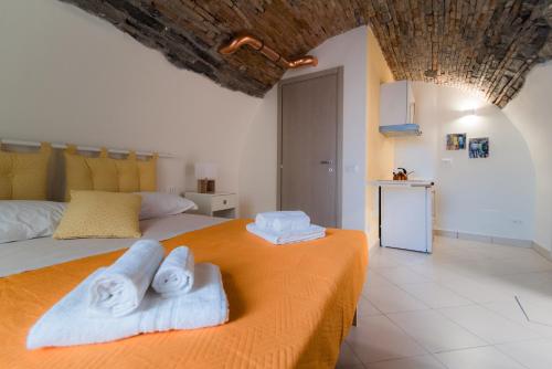 ein Schlafzimmer mit zwei Handtüchern auf dem Bett in der Unterkunft La casa dei tre pesci - Appartamento Alborella in Torno