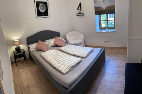 een bed met twee kussens in een kamer bij Ferienwohnung Klitzschen Nähe Torgau in Mockrehna