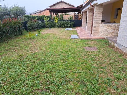 a yard of a house with a grass yard sidx sidx sidx at Casa sul Conca in San Giovanni in Marignano