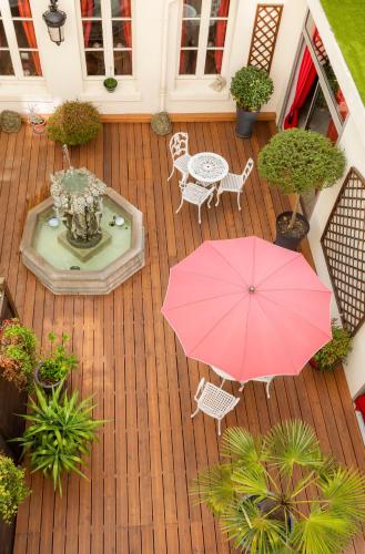 Un jardín fuera de Agate Hôtel