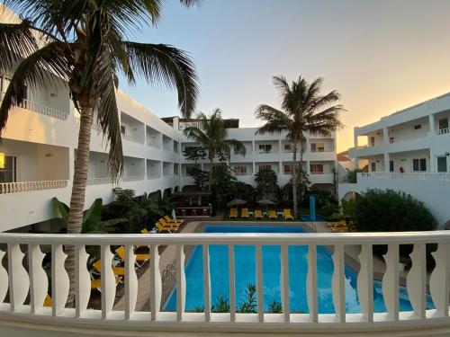 - une vue sur la piscine depuis le balcon de l'hôtel dans l'établissement Ouril Pontao Hotel, à Santa Maria