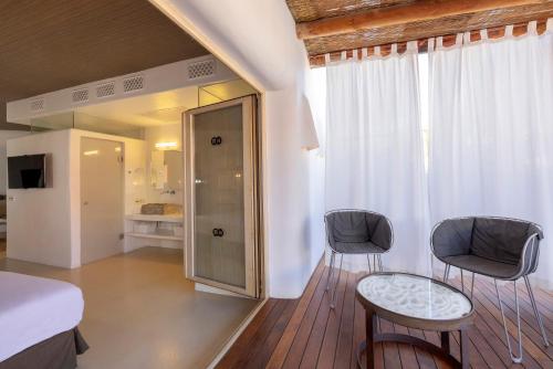 a bedroom with two chairs and a bed and a window at HM Balanguera in Palma de Mallorca