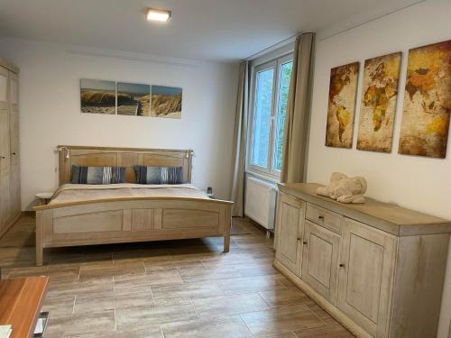 um quarto com uma cama e uma grande janela em Tolles Apartment in idyllischer ruhiger Lage em Braunschweig
