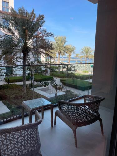 Rõdu või terrass majutusasutuses Resort Address Beach Fujairah,3BRoom Resort Address Beach Fujairah,3BRoom
