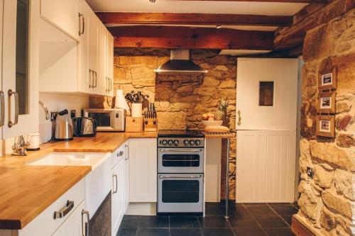 O bucătărie sau chicinetă la Lavender Cottage