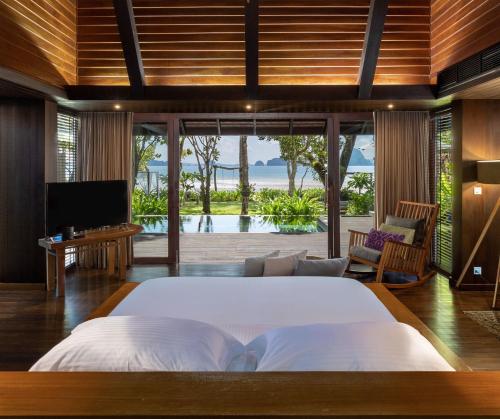 ein Schlafzimmer mit einem großen Bett und einem TV in der Unterkunft The Tubkaak Krabi Boutique Resort - SHA Extra Plus in Tab Kaek Beach