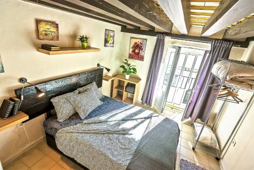 a bedroom with a bed in a room with a window at Milagros Central Apartments in El Puerto de Santa María