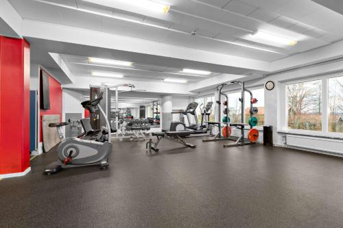 a gym with several treadmills and exercise machines at Best Western Hotell Lerdalshoejden in Rättvik