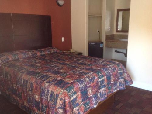 Ein Bett oder Betten in einem Zimmer der Unterkunft Bronco Motel South Central