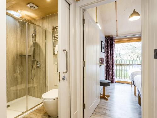 ウェアラムにあるLodge 17のトイレとガラスのシャワー付きのバスルーム