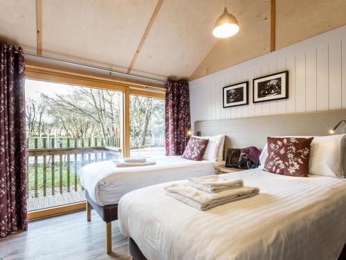 ウェアラムにあるLodge 17の窓のある部屋にベッドが2つある