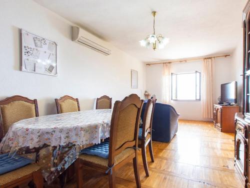 Μια τηλεόραση ή/και κέντρο ψυχαγωγίας στο Apartment in Tribalj with Sea View and Beach
