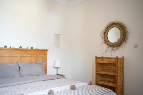 Tamraght Ou FellaにあるCasa Janoub Moroccoのベッドルーム1室(ベッド1台、壁掛け鏡付)