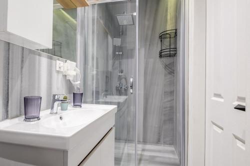 een witte badkamer met een wastafel en een douche bij Pleasant in Istanbul