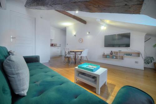un salon avec un canapé vert et une table dans l'établissement IMMOGROOM - 5min from the Festival Palace - AC - Wifi - Center, à Cannes