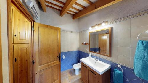 ein Bad mit einem Waschbecken und einem WC in der Unterkunft Agroturisme Can Burguès in Santa Eulalia de Ronsaná