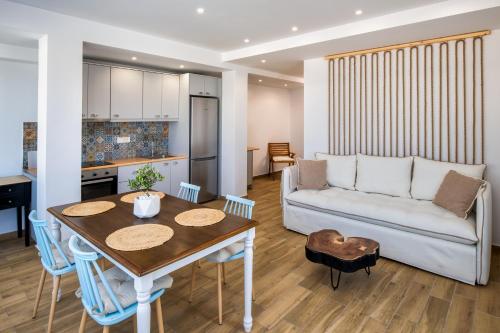Η κουζίνα ή μικρή κουζίνα στο Peaceful Seafront Retreat in Santorini -Sonus Mare Beach Houses