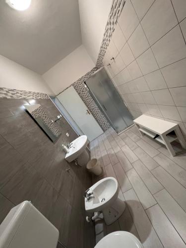 La salle de bains est pourvue de 2 toilettes et d'un lavabo. dans l'établissement Comeacasatua 2.0, à Bari