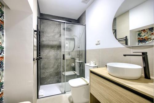 y baño con lavabo y ducha. en Charming Casa de Campo Madrid en Madrid