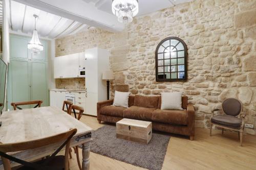 un salon avec un canapé et une table dans l'établissement Charming apartment - 2BR-6P - Rue mouffertard, à Paris