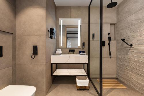 W łazience znajduje się umywalka i prysznic. w obiekcie Fortune Walkway Mall, Haldwani - Member ITC's Hotel Group w mieście Haldwani