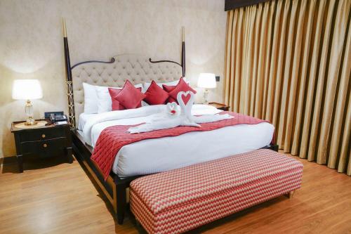מיטה או מיטות בחדר ב-The Grand Nirvana Hotel