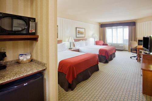 Un pat sau paturi într-o cameră la Holiday Inn Express Hotel & Suites Astoria, an IHG Hotel