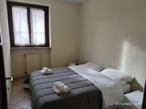 a bedroom with a large bed with towels on it at Casa Mami LUXURY big Holiday Hause in Sommariva del Bosco