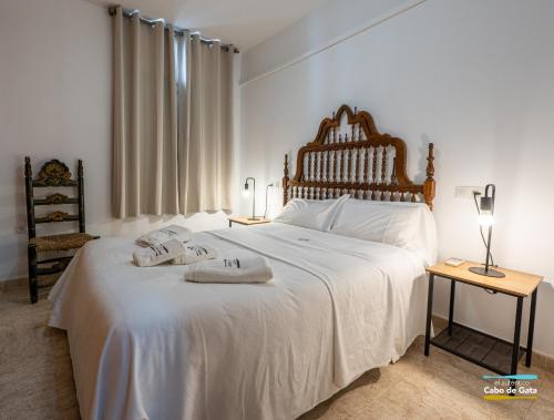 1 dormitorio con 1 cama blanca grande y toallas. en Calilla de San José, en San José