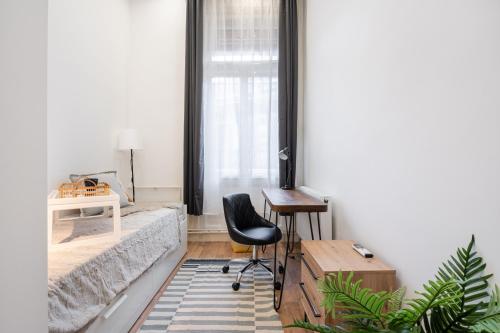 布達佩斯的住宿－Budapest Eye Residence，一间卧室配有一张床、一张桌子和一把椅子