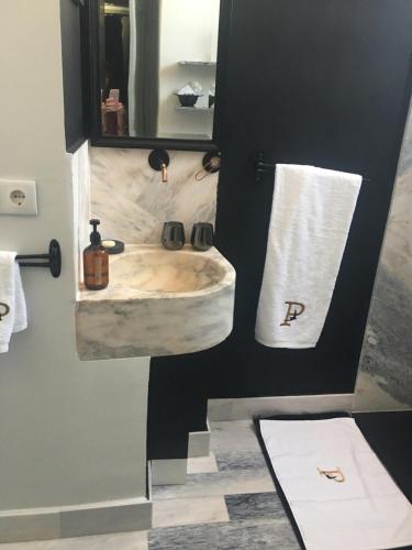 a bathroom with a marble sink and a mirror at Palacete Encanto Maior in Campo Maior