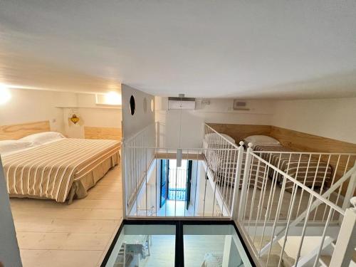 a room with a bed and a glass floor at La dimora sul porto in Termoli