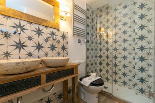 a bathroom with two sinks and a shower at HOMEABOUT RÍOS ROSAS APARTMENT in Madrid