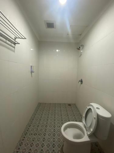 a bathroom with a toilet with a light on the ceiling at MAHANAIM HOTEL 