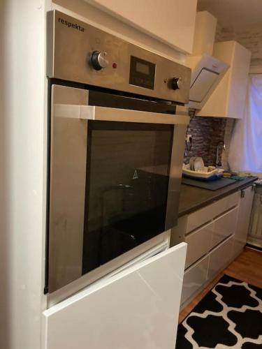 a kitchen with an oven and a counter top at TOLL Apartment am Rhein NETFLIX Internet 1000 Mbits, free parking in Duisburg